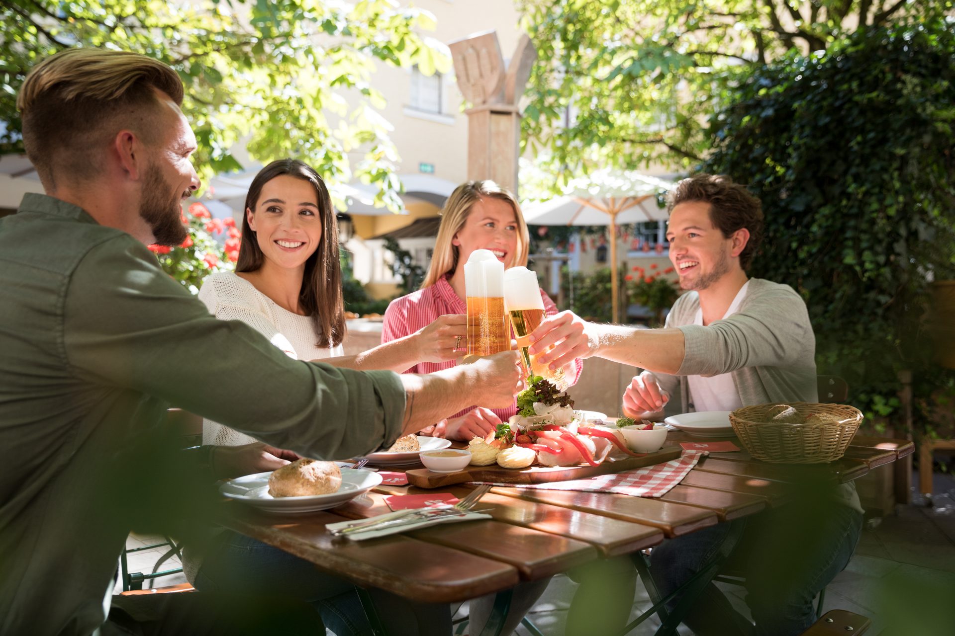 Der Biergarten der Stiegl-Brauwelt in Salzburg