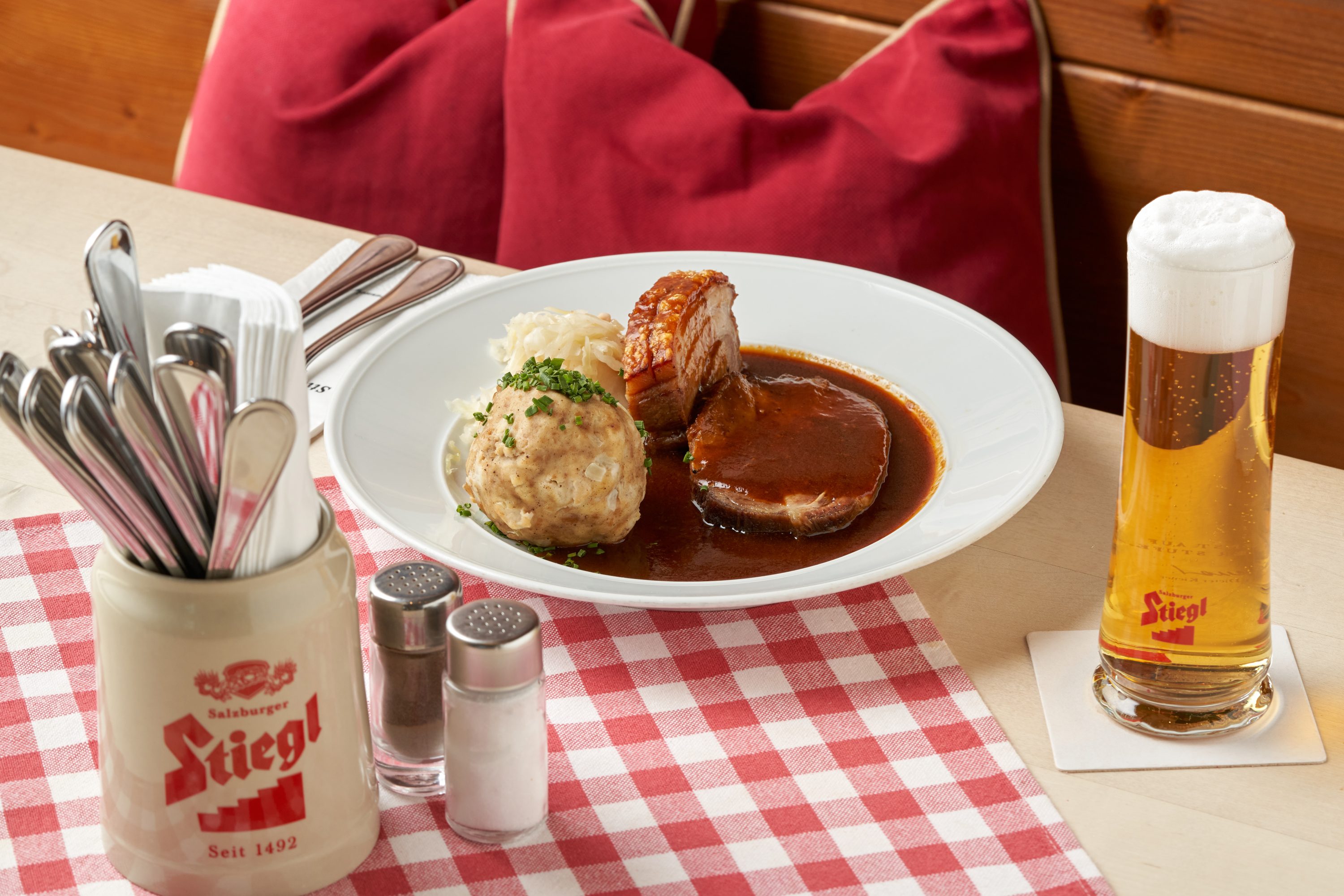 Typisch österreichischer Schweinsbraten in Salzburg